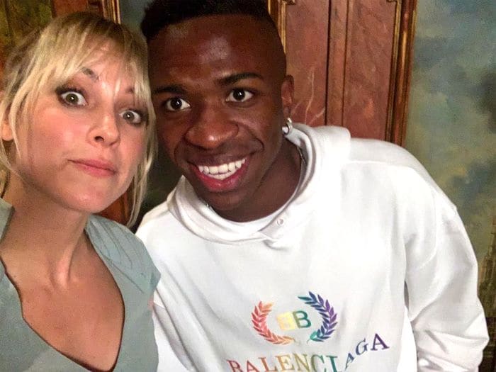 Maggie Civantos y Vinícius Jr posan juntos