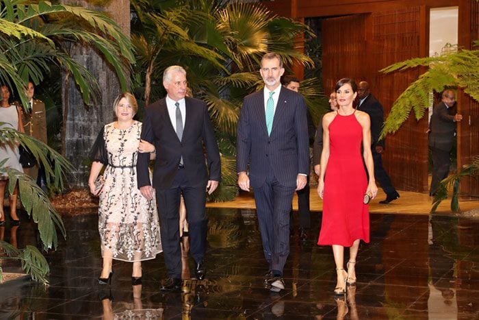 Los Reyes brindan con el presidente Miguel Díaz-Canel por las buenas relaciones con Cuba