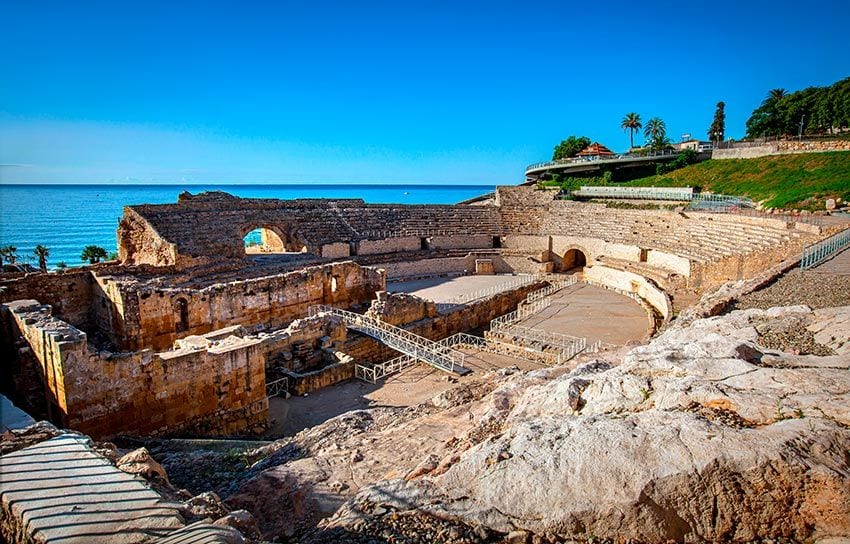 Anfiteatro romano en la ciudad de Tarragona junto al mar