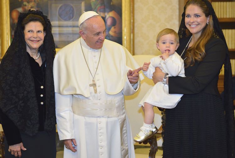 La reina Silvia, la princesa Magdalena -embarazada- y la princesa Leonore durante su audiencia con el Papa Francisco el pasado abril
