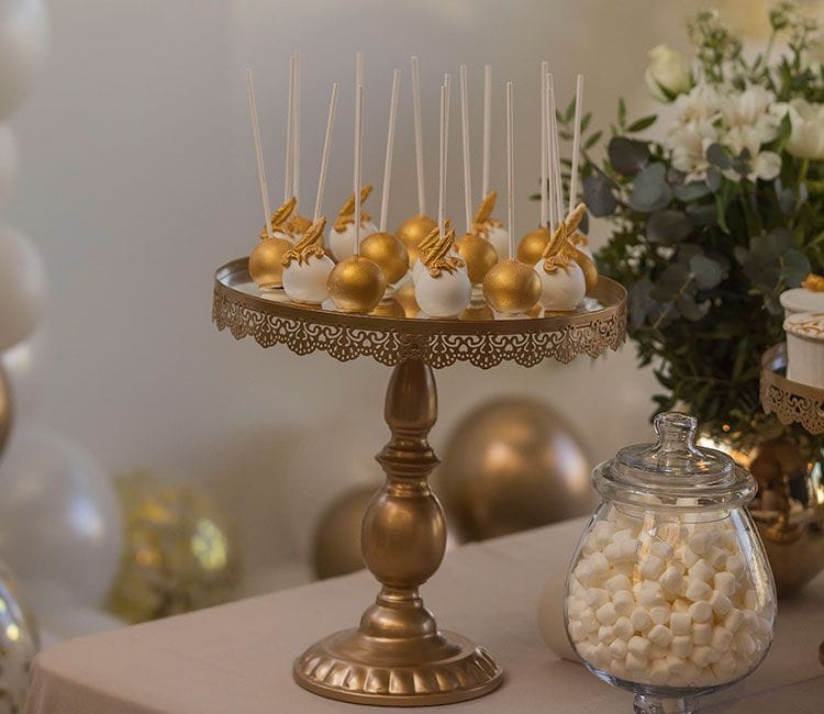 Mini-esferas-de-chocolate-blanco-y-oro-rellenas-de-mousse-de-vainilla