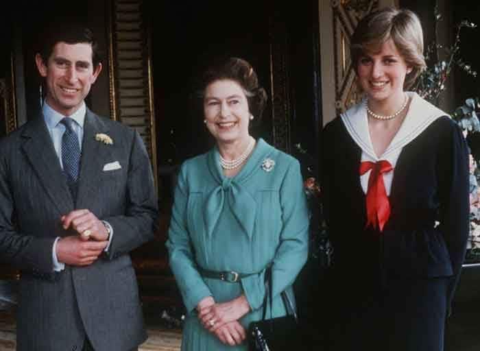 El príncipe Carlos y Diana de Gales con la reina Isabel II