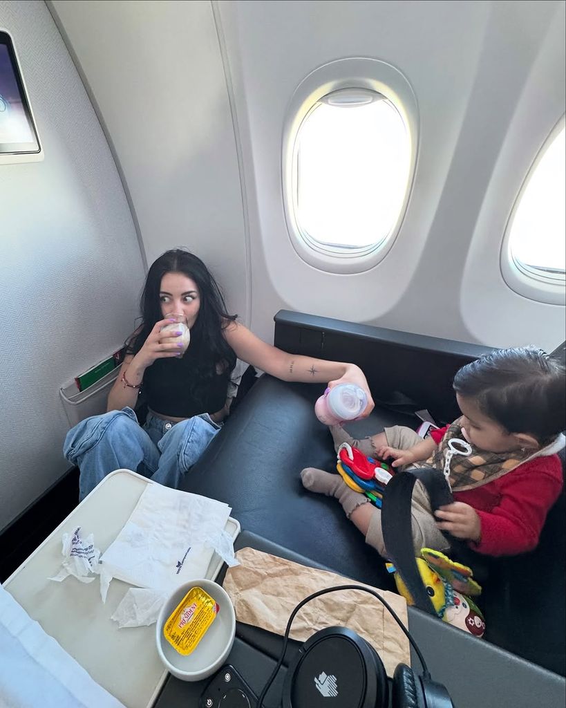 Paola Dalay y su hija Tessa en el primer viaje internacional de la pequeña 