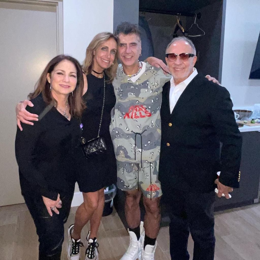 Lili, Gloria y Emilio Estefan con Alejandro Fernández