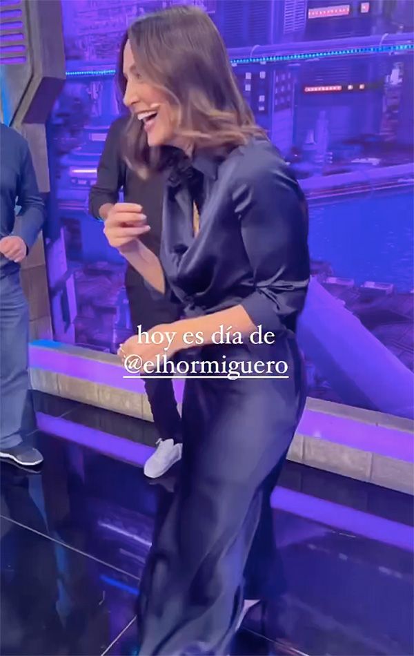 Tamara Falcó con conjunto satinado de Pedro del Hierro en 'El Hormiguero'