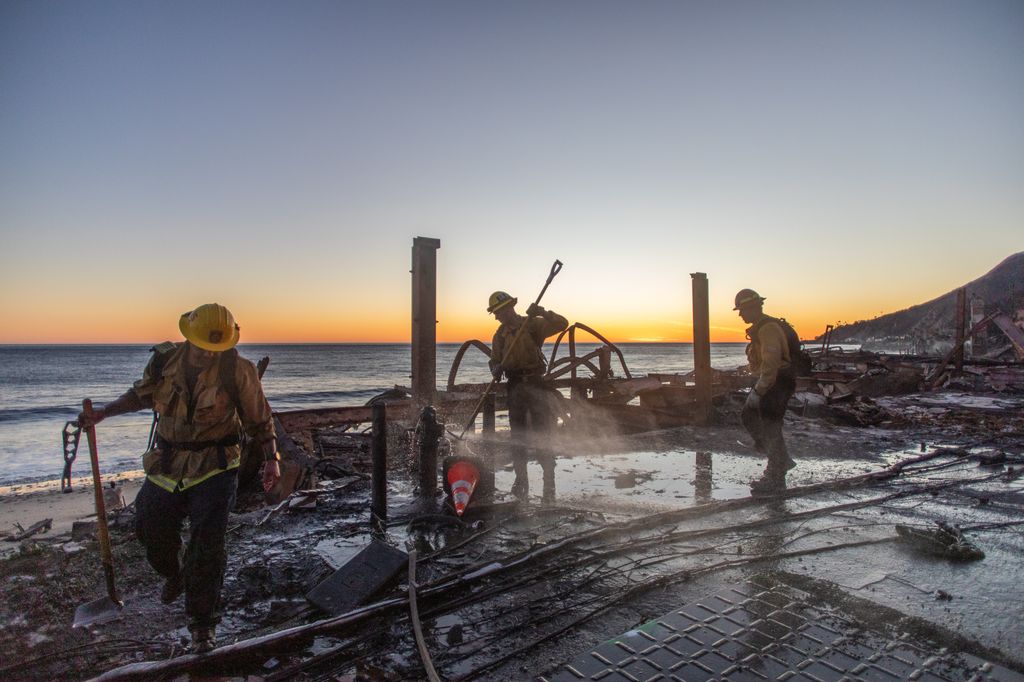 Los efectivos mexicanos se sumaron a la labor de los más de 10 mil bomberos que trabajan en la zona.