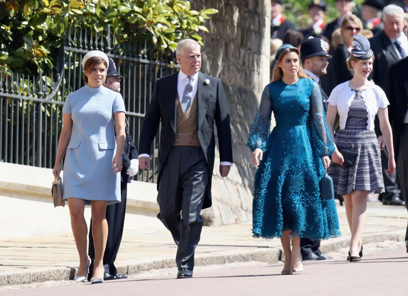 Príncipe Andrés con Beatriz y Eugenia de York