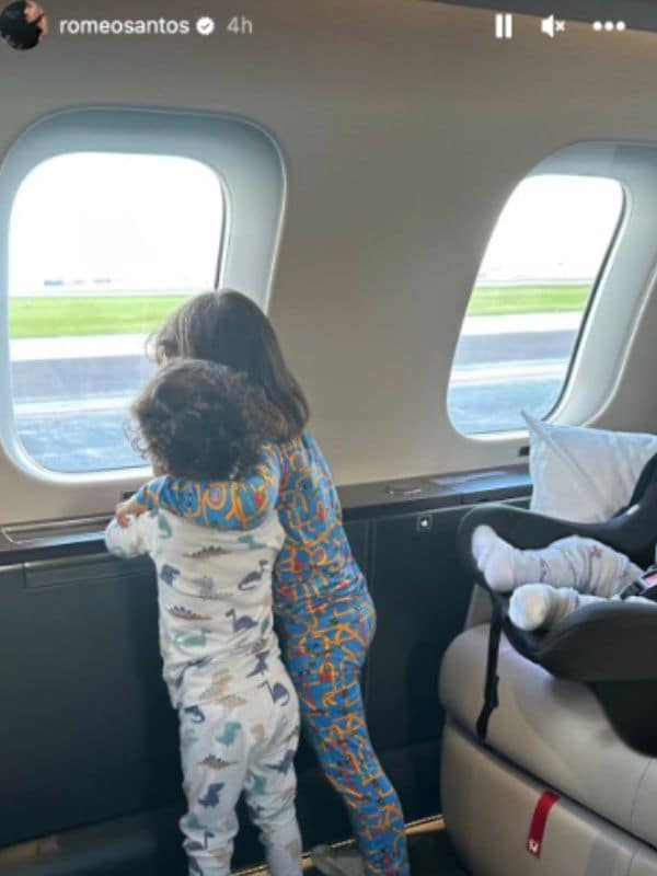 Los hijos de Romeo Santos en el avión del cantante