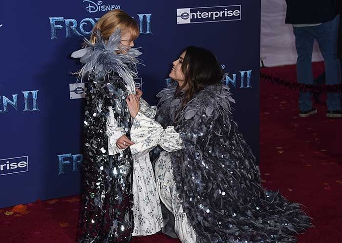 Selena Gomez junto a su hermana pequeña en el estreno de Frozen 2