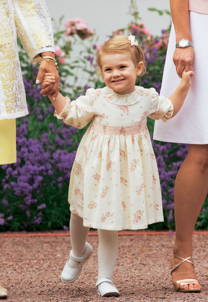 Estelle de Suecia se puso el vestido de su tía, la princesa Magdalena, con motivo del 37º cumpleaños de su madre, la princesa Victoria
