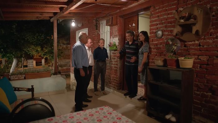 'Hermanos': Los comerciantes de los que Sengül hacía publicidad de manera ilegal se presentan en su casa reclamando el dinero que le habían dado por anticipado