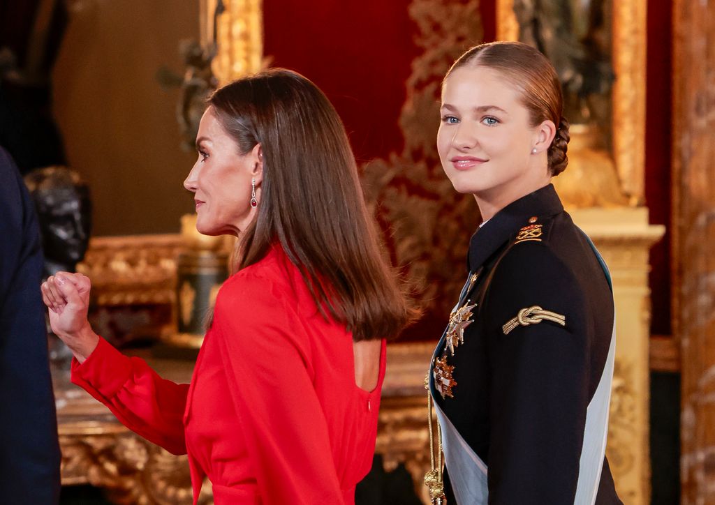 Princesa Leonor y la reina Letizia Besa Manos 2024