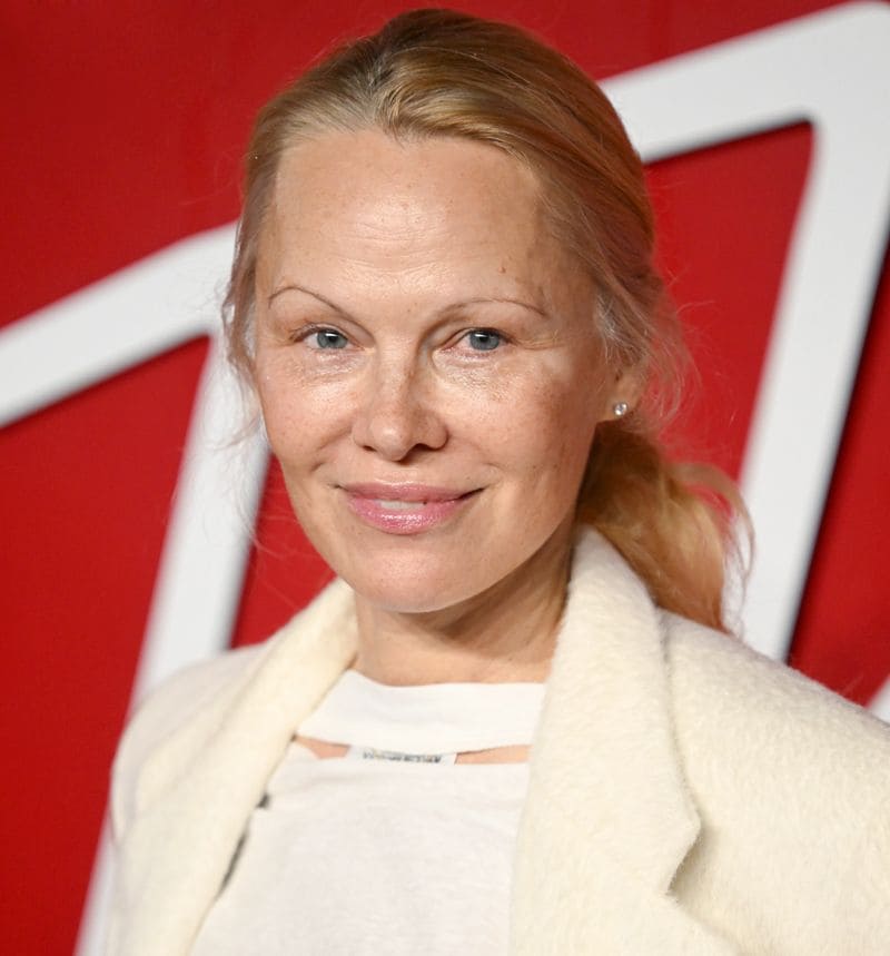 Pamela Anderson triunfa sin maquillaje en los British Fashion Awards