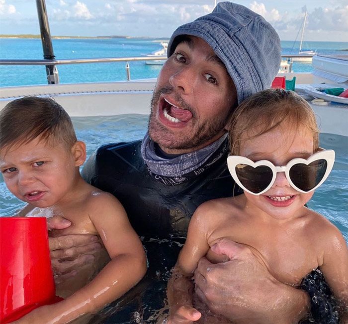 Enrique Iglesias con sus hijos mayores