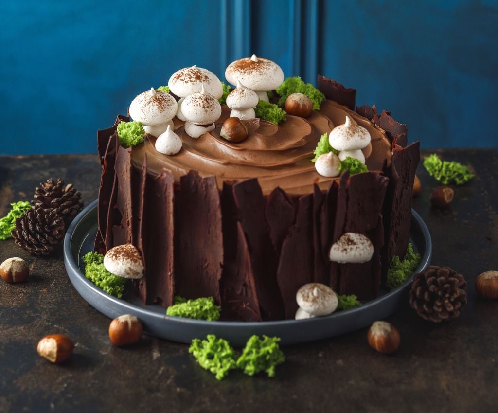 Tarta de chocolate con setas de merengue