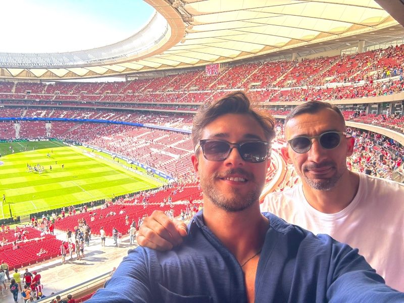 Onur Seyit Yaran, de 'Hermanos', con el exfutbolista turco Mehmet Topal en el Metropolitano