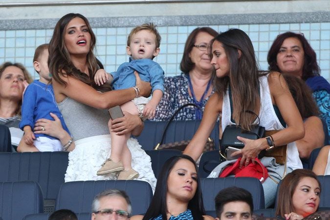 Sara Carbonero y Martín Casillas centraron todas las miradas, demostrando que no solo Iker Casillas debutaba en el estadio
