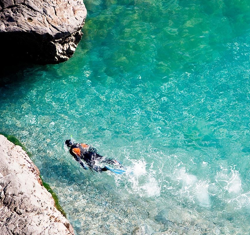 Buceando junto a los acantilados de la Costa Tropical de Granada