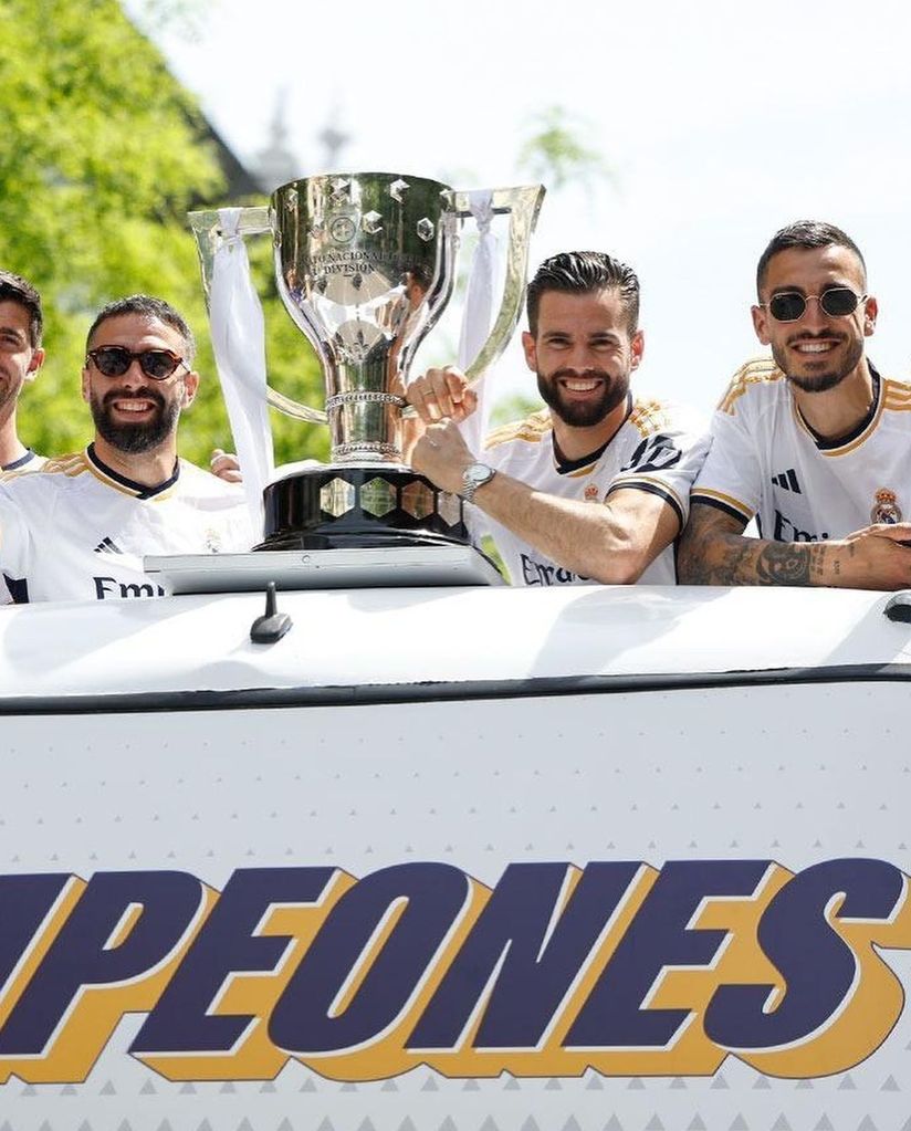 Carvajal, Nacho y Joselu, en el autobús descapotable del Real Madrid festejando la 15ª Champions