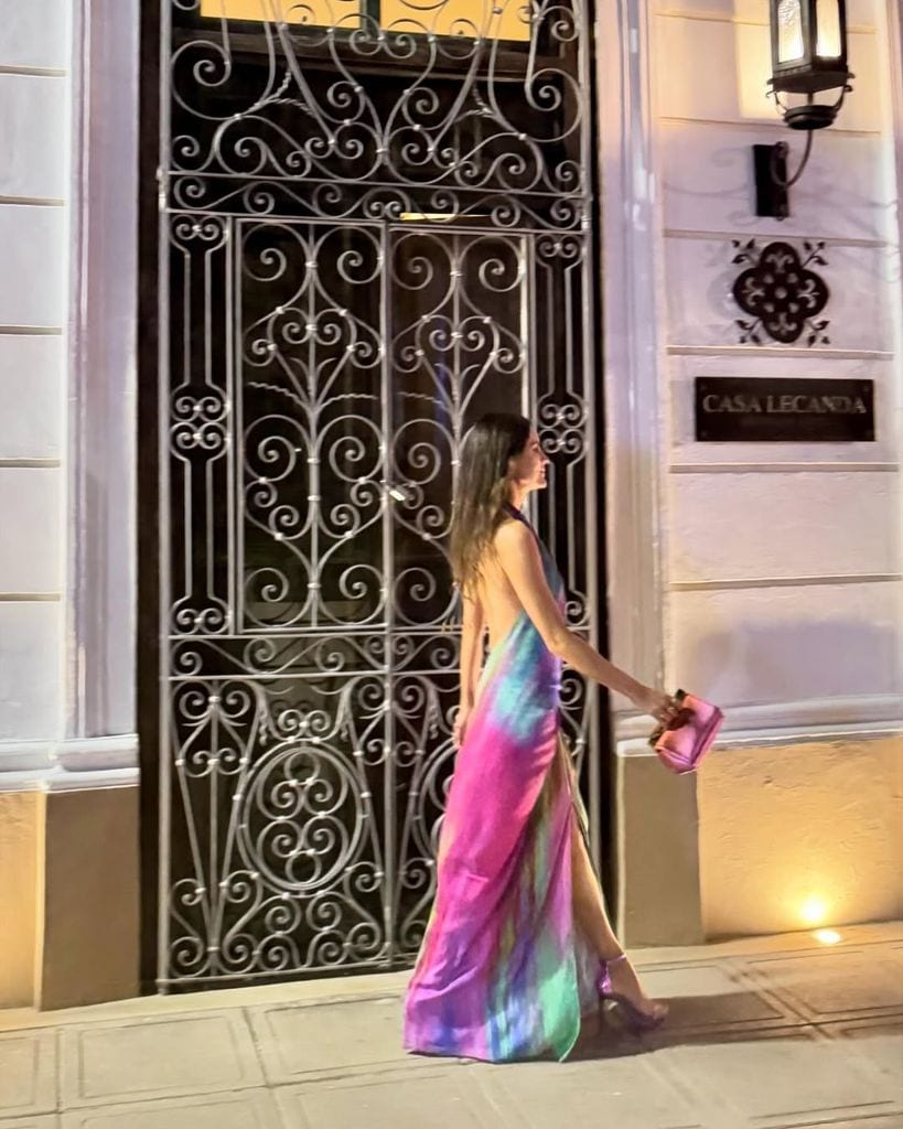 Amaia Salamanca con un colorido vestido en la fiesta preboda de Alonso Aznar