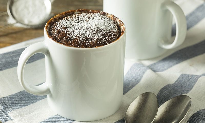 Prepara un brownie en taza en el microondas en un abrir y cerrar de ojos