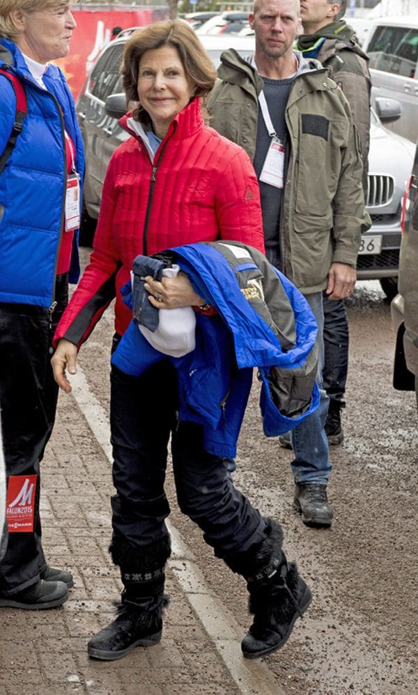 La reina Silvia sufrió ayer un pequeño accidente mientras esquiaba en los Alpes suizos que acabó con su hombro derecho fracturado y una visita al hospital, pero se encuentra bien de acuerdo a las circunstancias
