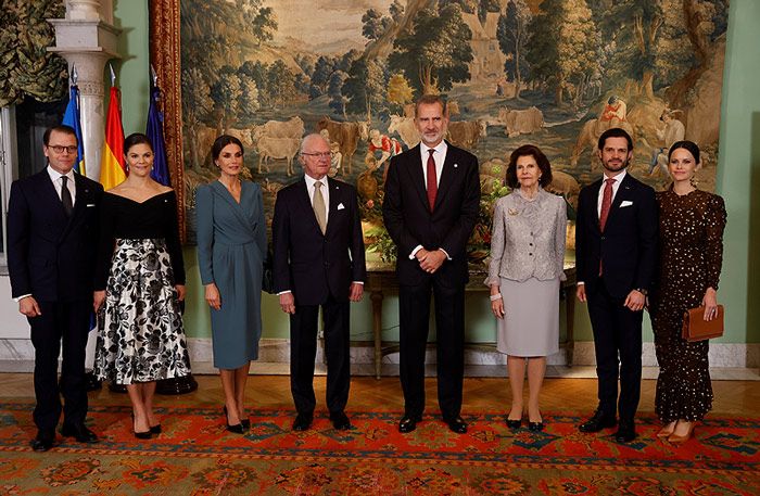 Carlos Gustavo y Silvia de Suecia despiden entre besos y abrazos a los Reyes en el aeropuerto