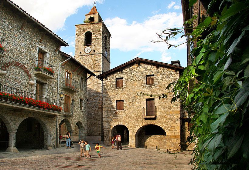 Plaza-mayor-de-Bellver-de-Cerdanya