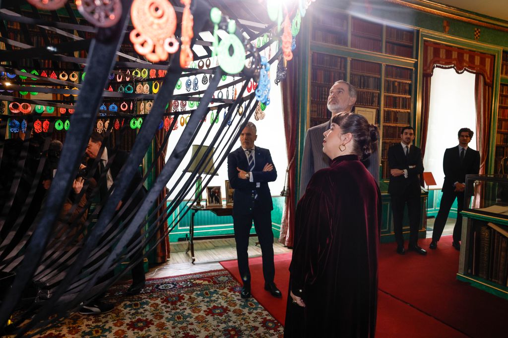 El rey Felipe VI asiste a la inauguración de la muestra 'Flamboyant. Joana Vasconcelos en el Palacio de Liria'