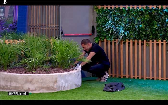 Antonio David llorando en el patio de la casa de Guadalix