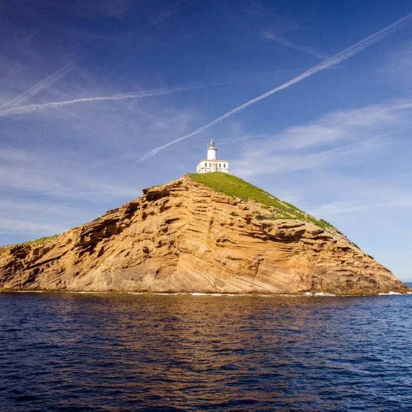 faro en las islas columbretes castellon