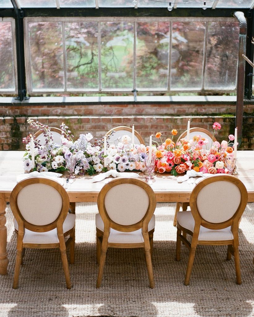 Decoración de mesas de boda en escala de color sorbete