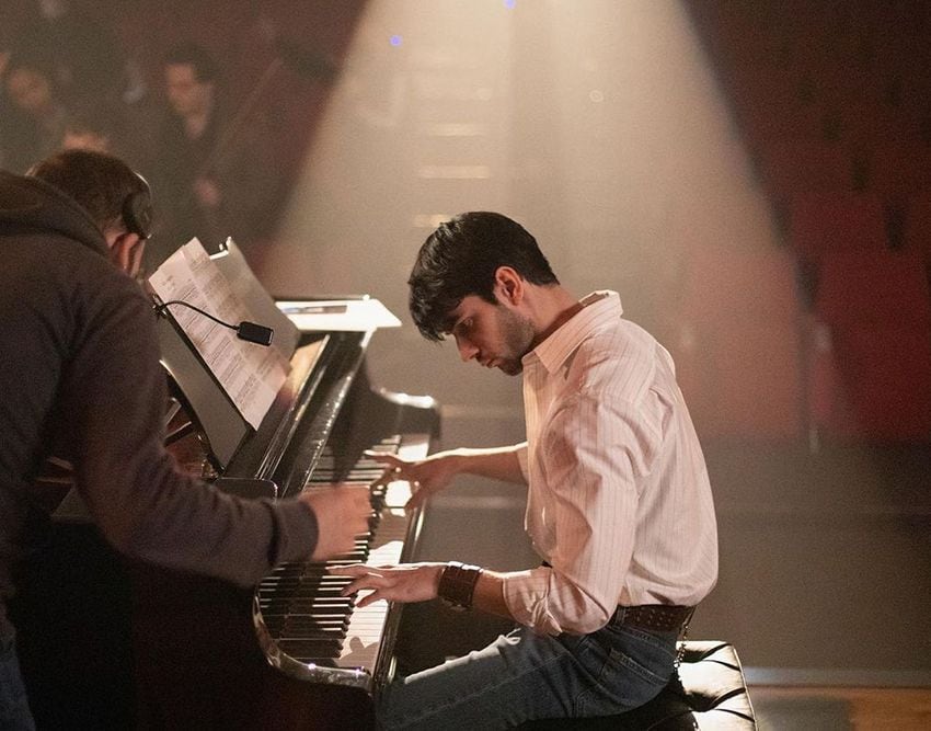 El actor Álvaro Rico tocando el piano