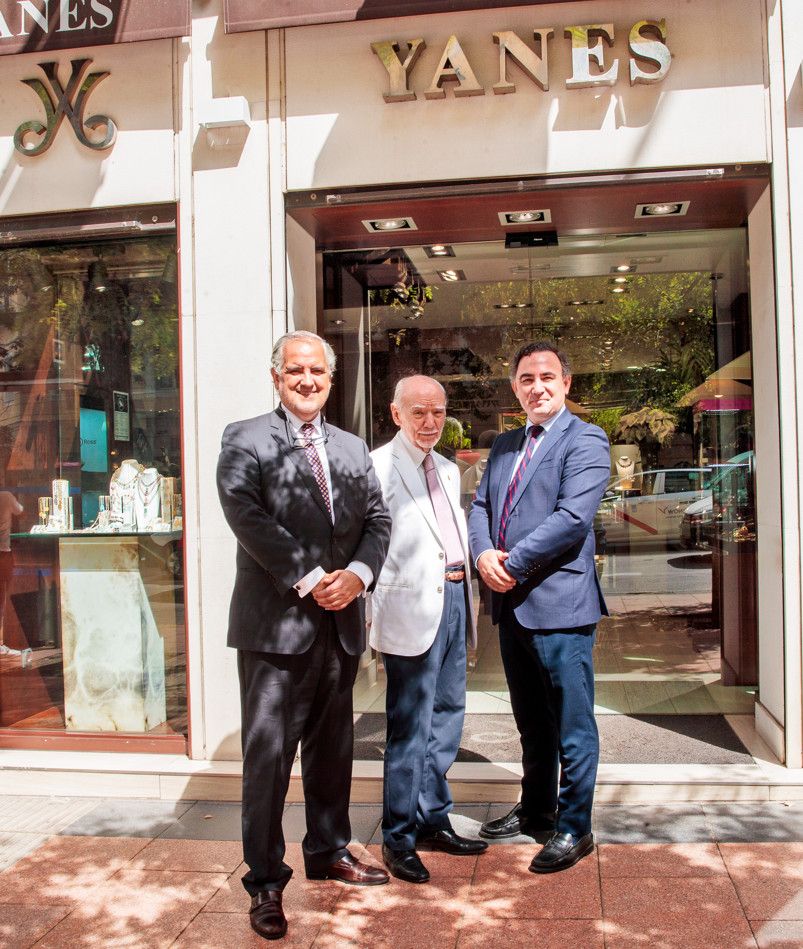 Jesús Yanes junto a dos de sus hijos, Juan y Luis, a las puertas de su emblemática tienda de la calle Goya