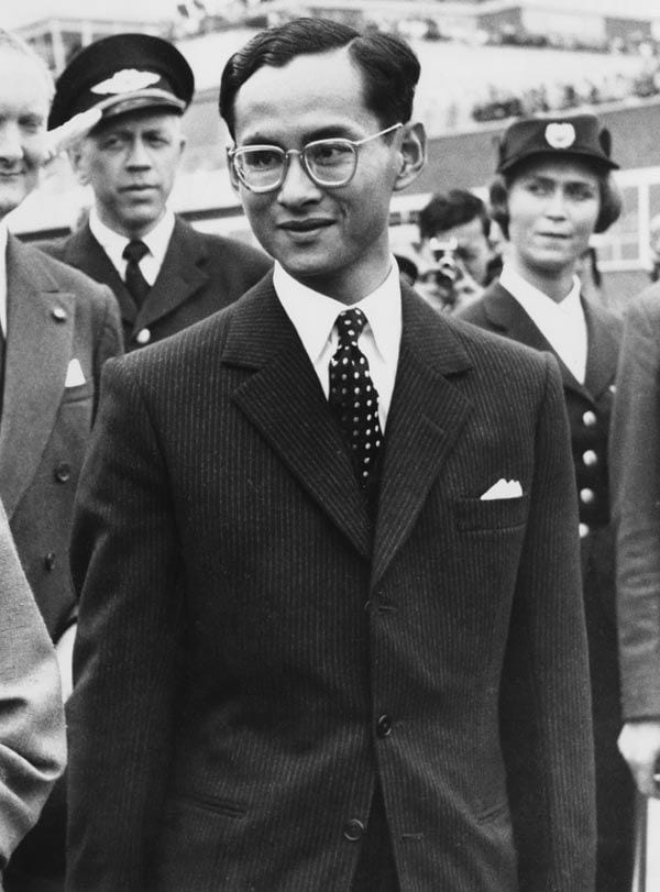 Cuando Bhumibol, hermano de Ananda y que heredó el trono, regresó a Tailandia, supo granjearse el apoyo y el cariño de su pueblo