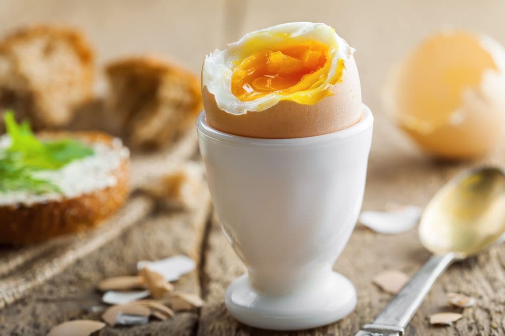 Una de las maneras para cocinar los huevos pasados por agua