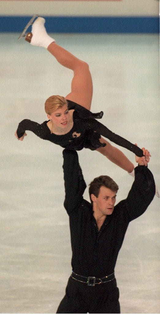  los patinadores artísticos rusos Yevgenia Shishkova y Vadim Naumov