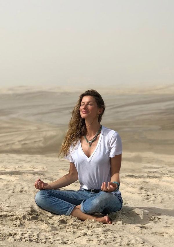 Gisele Bündchen meditando