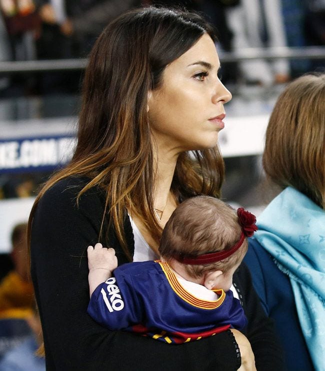 La periodista, que acaba de convertirse en tía, llevó a su pequeña Gala al Camp Nou para ver ganar a su padre, Marc Bartra
