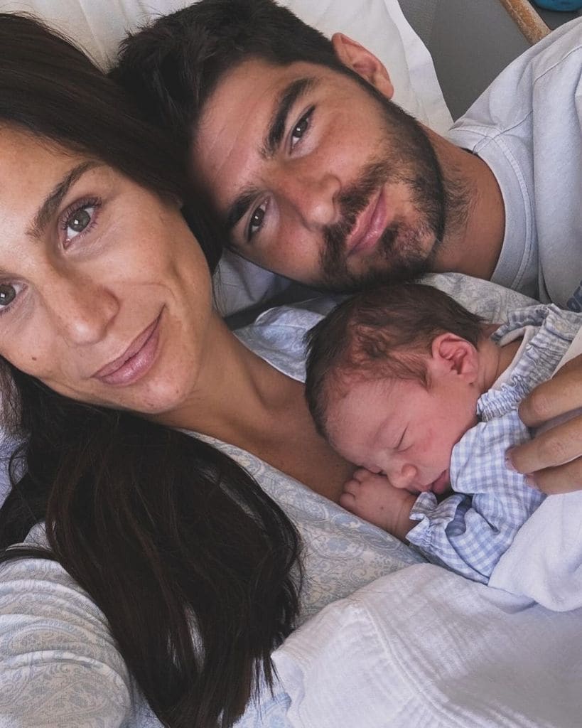 Lucia Villalon da la bienvenida a su hijo