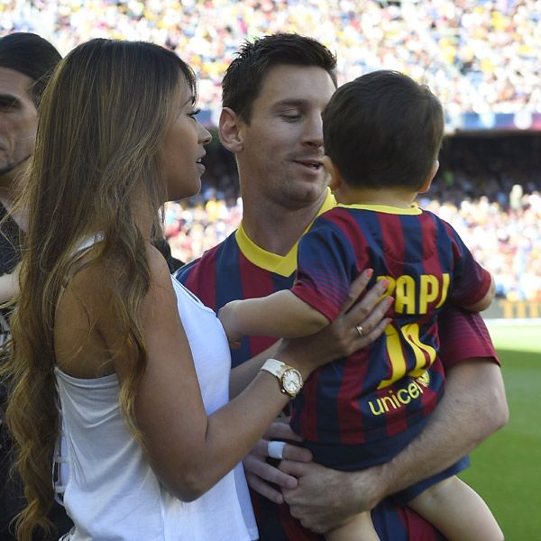 Sasha Piqué inauguró un año de nacimientos en el Barça, ya que Anna Ortíz y Antonella Rocuzzo -que en esta imagen está junto a Leo Messi y su hijo, Thiago- también están embarazadas esta última íntima amiga de la mujer de Cesc Fábregas, que también tienen a una 'princesita en camino’
