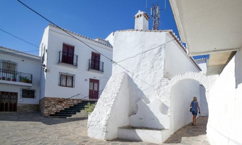 casas blancas en el pueblo de comares malaga