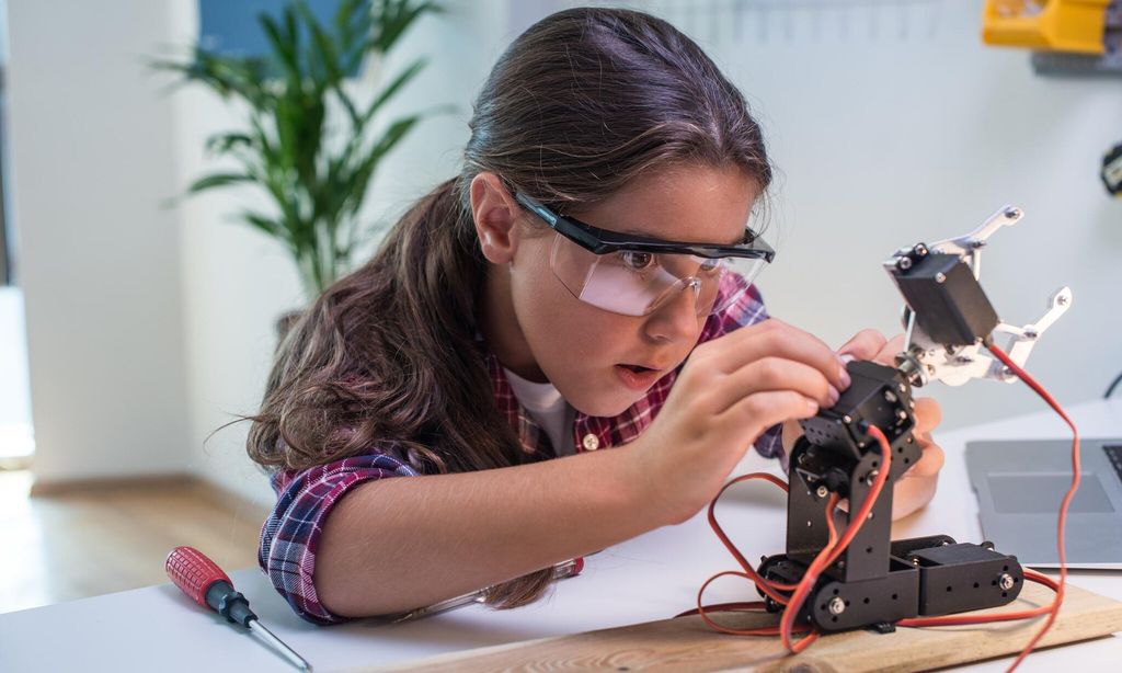 adolescente maneja un robot