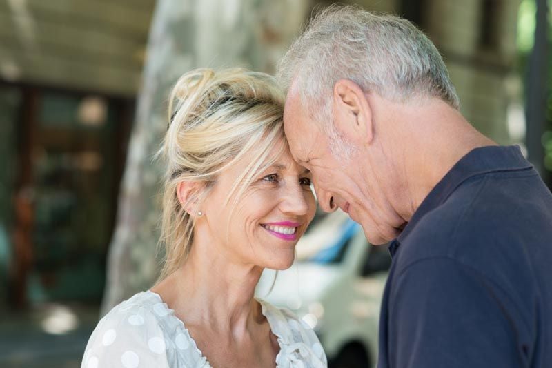 pareja feliz madura