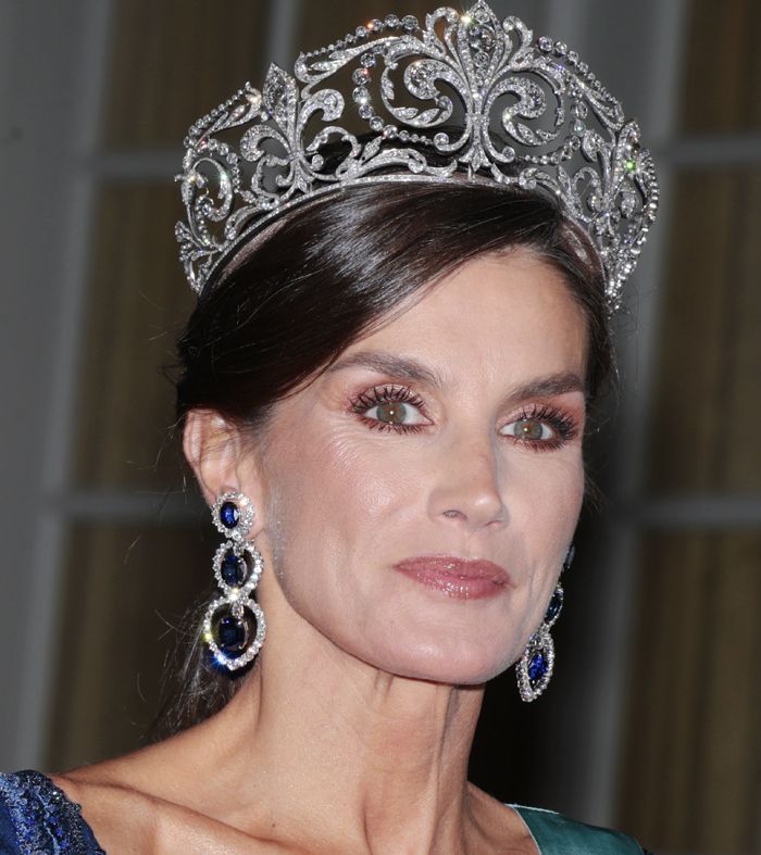 La reina Letizia luce tiara con coleta por primera vez