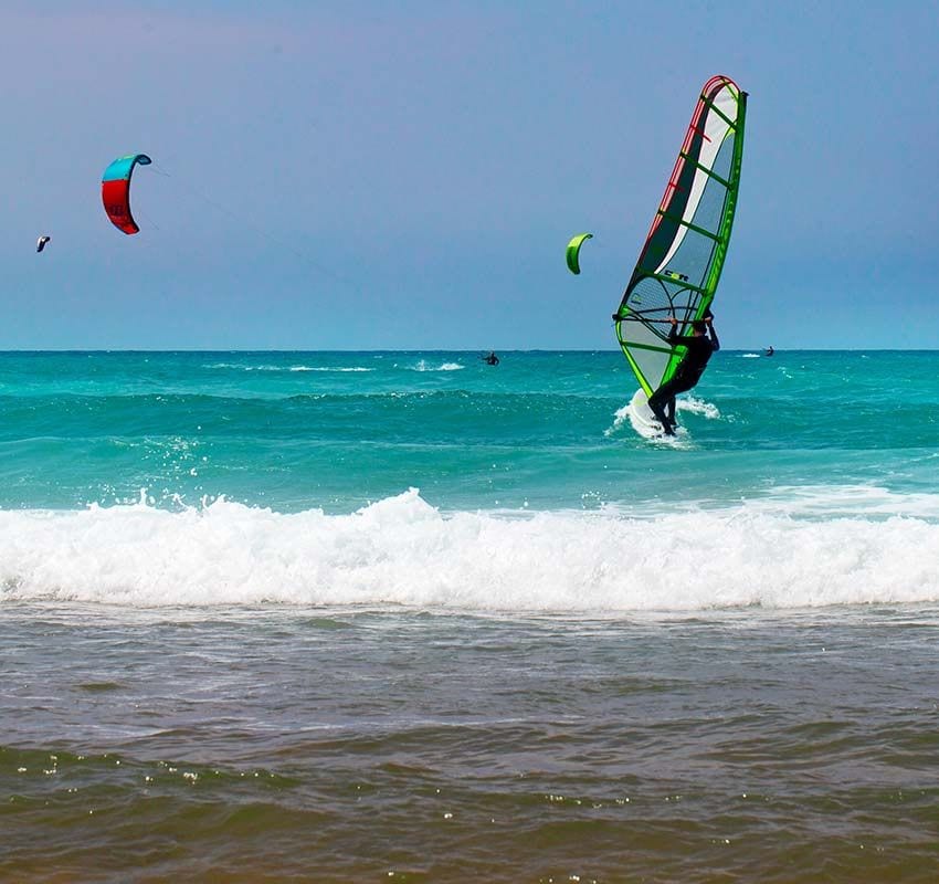 Windsurf en la playa de Oyambre, Cantabria