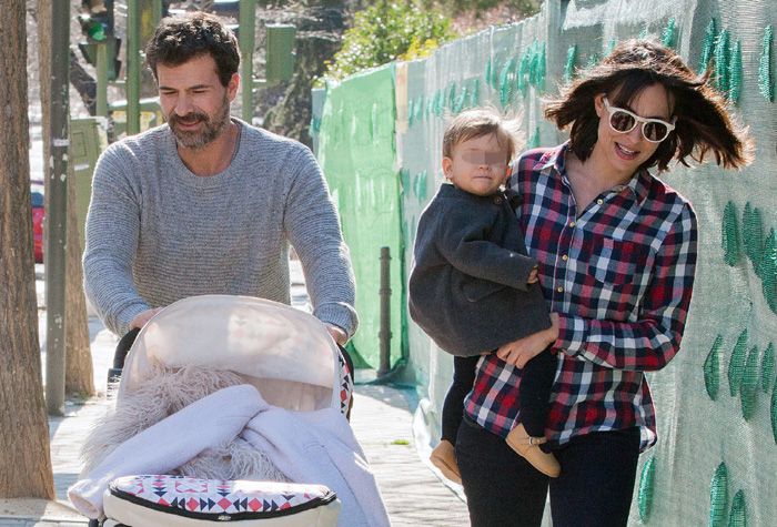 Rodolfo Sancho con Xenia Tostado y su hija Jimena