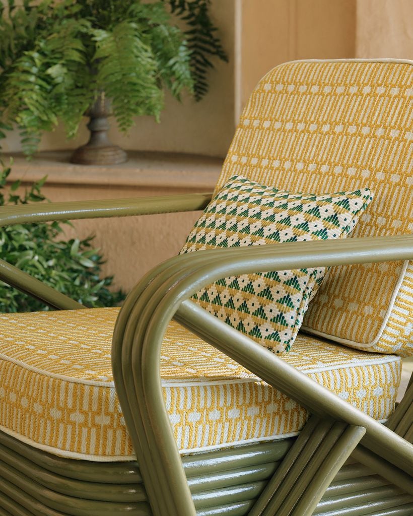 Sillón con cojines en verde y amarillo