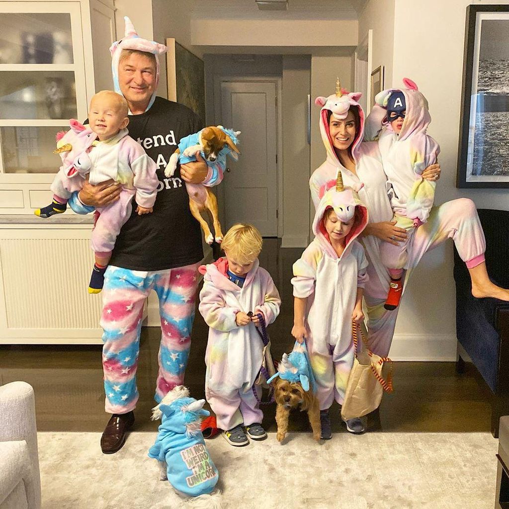 Alec Baldwin con su mujer y sus hijos