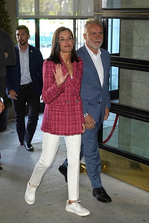 Reina Letizia con zapatillas